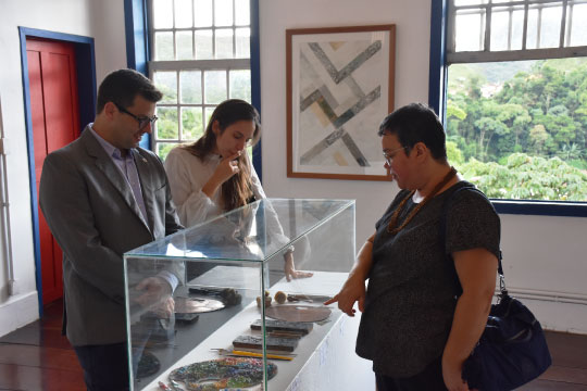 Bernardo Silviano Brandão Vianna, Marina Emediato Lara Carvalho e Gabriela Rangel na exposição de Annamélia Lopes | Foto | Filipe Barboza 
